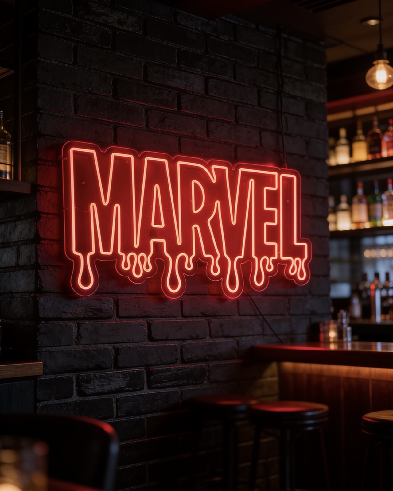 Scritta LED Marvel rossa in un locale
